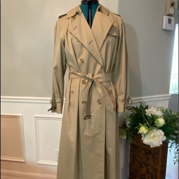 An essential Burberry raincoat. Like new.
